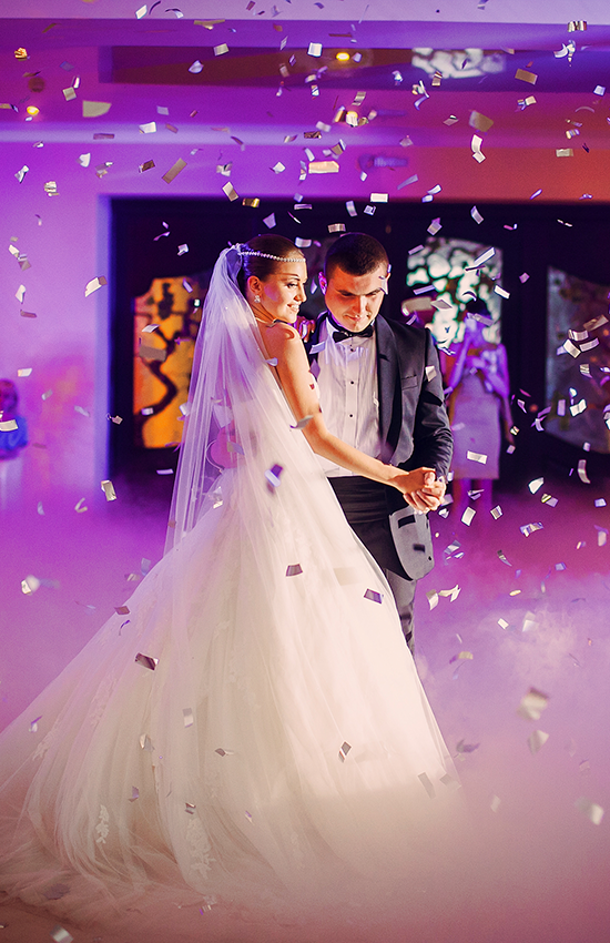 Pareja bailando con confeti brillante